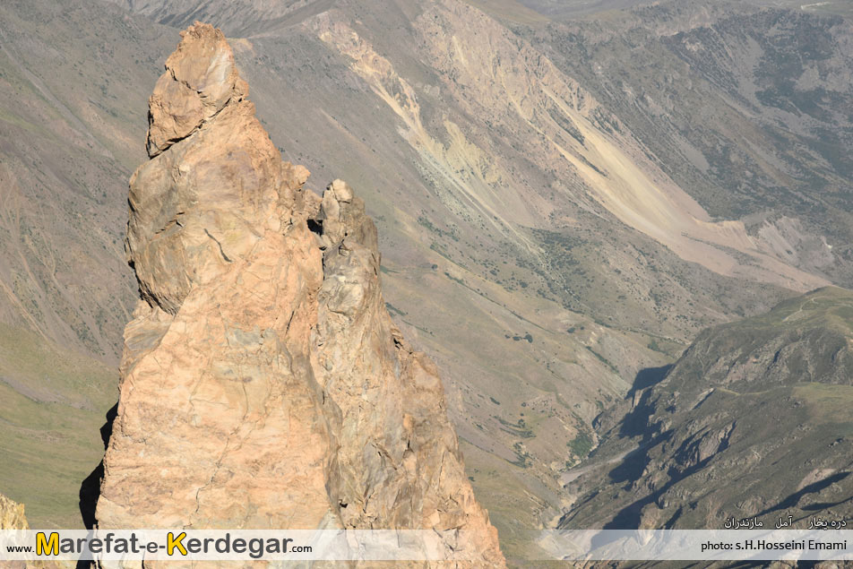 برج سنگی در جبهه شمال شرقی برج سنگی در جبهه شمال شرقی