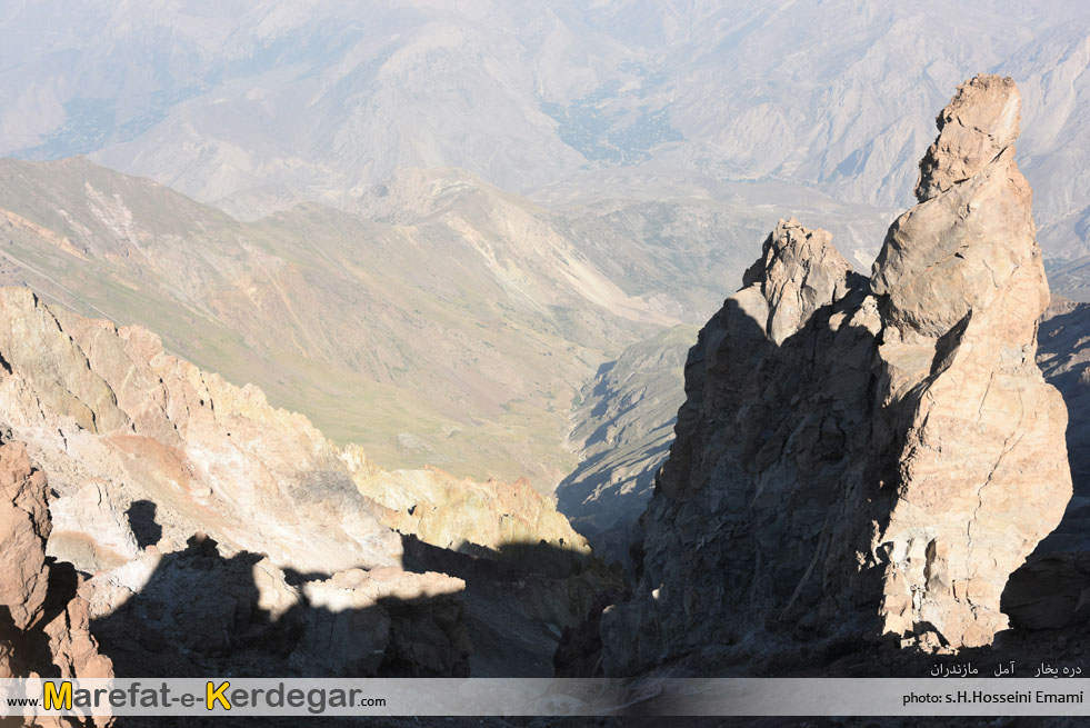 برج سنگی در جبهه شمال شرقی قله دماوند برج سنگی در جبهه شمال شرقی قله دماوند